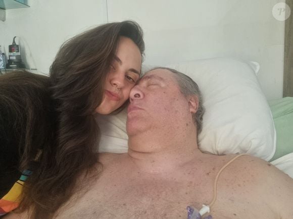 Ana Luísa, que, grávida de 9 meses, enfrentará uma longa viagem de ônibus para conseguir participar do velório do pai