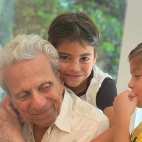 Segundo uma correspondente, a família de Shakira, incluindo a cantora, estaria acompanhando o pai neste momento difícil
