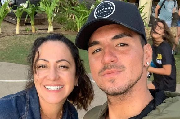 O pedido de casamento de Gabriel Medina para Isabella Arantes movimentou as redes sociais nesta sexta-feira (10) e teve uma reação que poucos esperavam: a aprovação pública e bem-humorada de Simone Medina.