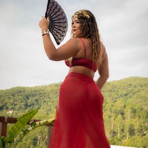 Em ensaio inspirado em ciganas, Geisy Arruda simboliza recomeço e independência