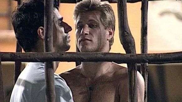 O "BBB 7" ficou marcado pela rivalidade entre Alberto Cowboy e Diego Alemão, e essa treta se estendeu para a resistência! Os dois ficaram em pé dentro de uma gaiola por 21 horas e 30 minutos. No final, Alemão desistiu, e Cowboy virou Líder
