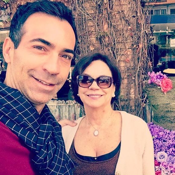 Dona Edna Tralli, mãe de César Tralli morreu em acidente de avião em 2022.