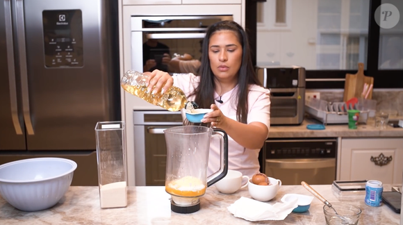 Para começar, acrescente no liquidificador os ovos, o iogurte, o óleo, o queijo parmesão e o açúcar