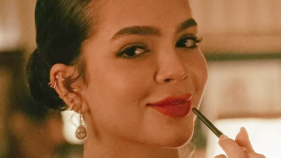 Qual é o batom vermelho de Mirna (Mel Maia) no casamento de Suzana e Búfalo em 'Os Donos do Jogo'? Maquiagem é nacional e custa menos de R$100