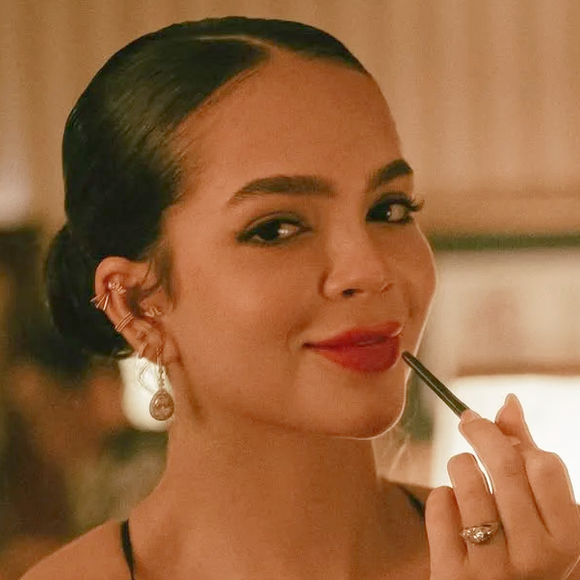 Qual é o batom vermelho de Mirna (Mel Maia) no casamento de Suzana e Búfalo em 'Os Donos do Jogo'? Maquiagem é nacional e custa menos de R$100