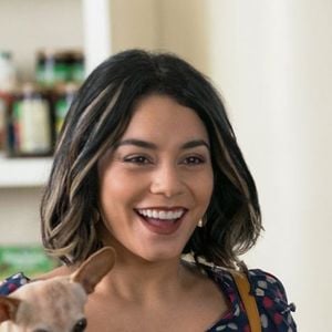 Lançado em 2018, "Nossa Vida com Cães" acompanha a vida de diversos personagens cujos destinos se cruzam graças a seus adoráveis cachorros. Entre eles está Elizabeth (Nina Dobrev), uma apresentadora de TV que busca conselhos no terapeuta de seu pet durante um momento difícil. Já Tara (Vanessa Hudgens) é uma barista cheia de sonhos que quer mudar de vida