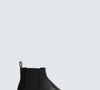 Na Zara, a bota Chelsea preta de vestir, por R$ 399,00, aparece como opção clássica e funcional, refletindo o estilo prático de Letícia Colin em 'Quem Ama, Cuida'