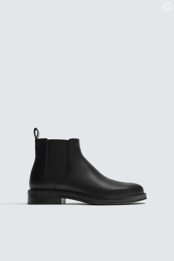 Na Zara, a bota Chelsea preta de vestir, por R$ 399,00, aparece como opção clássica e funcional, refletindo o estilo prático de Letícia Colin em 'Quem Ama, Cuida'