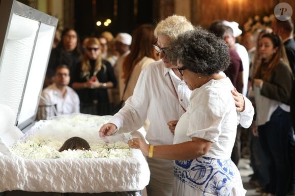 Nara Gil, irmã de Preta Gil, dá adeus à cantora diante do caixão