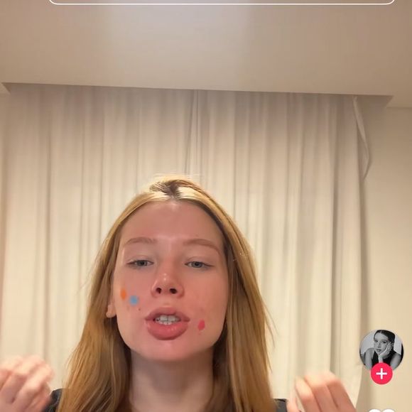 A tiktoker Soso Careca rebateu Malévola nas redes sociais e saiu em defesa do salão