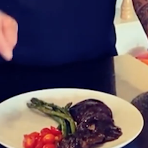 O primeiro passo é saltear os cogumelos com um pouco de manteiga e shoyu