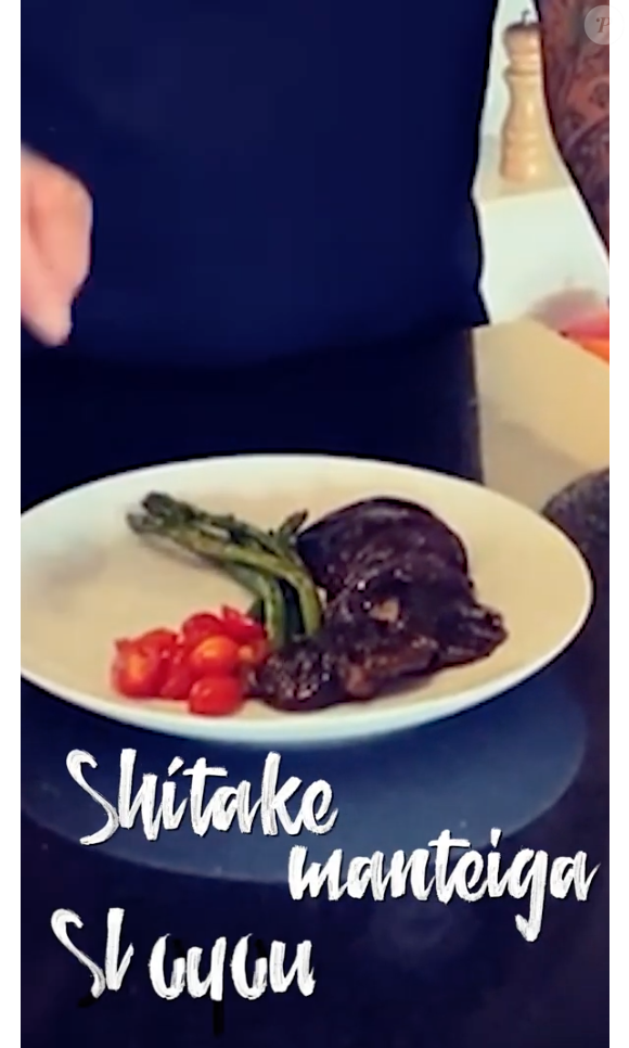 O primeiro passo é saltear os cogumelos com um pouco de manteiga e shoyu
