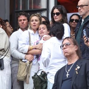 Carolina Dieckmmann apareceu abraçada à única neta de Preta Gil, Sol de Maria, de 9 anos