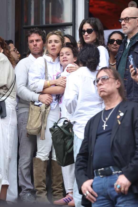 Carolina Dieckmmann apareceu abraçada à única neta de Preta Gil, Sol de Maria, de 9 anos