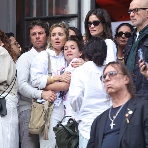 Carolina Dieckmmann apareceu abraçada à única neta de Preta Gil, Sol de Maria, de 9 anos