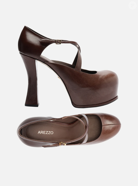 Disponível nas cores marrom e preto, o scarpin pode ser usado com meia contrastante para um toque moderno ou combinado com alfaiataria para uma proposta mais clássica e sofisticada