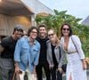 Os cinco ex-Rebeldes se reuniram no velório de Lua Blanco, no Rio de Janeiro. A queda da coroa de flores enviada pelos artistas levou fãs a resgatarem uma publicação antiga da cantora