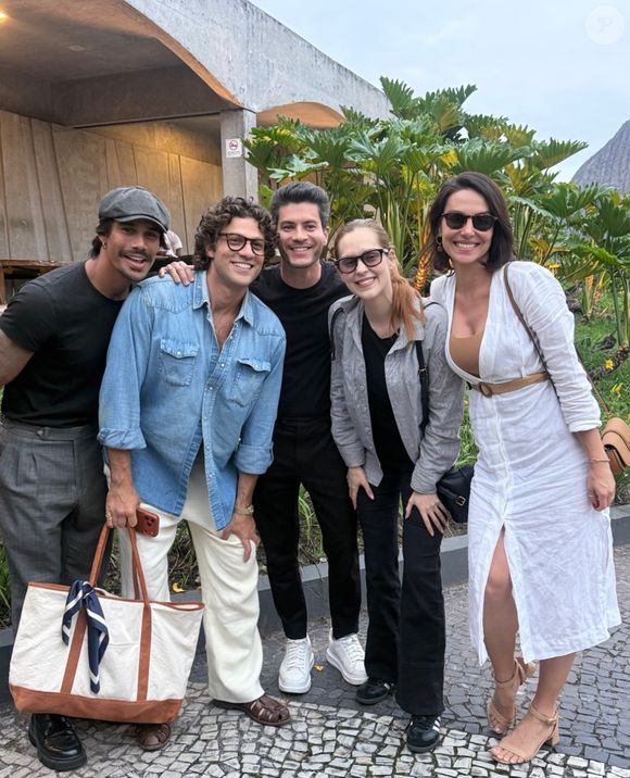 Os cinco ex-Rebeldes se reuniram no velório de Lua Blanco, no Rio de Janeiro. A queda da coroa de flores enviada pelos artistas levou fãs a resgatarem uma publicação antiga da cantora
