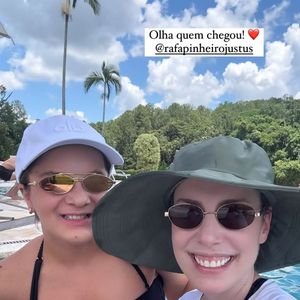 Rafaella Justus elegeu um biquíni preto para o dia de sol com a irmã, Fabiana Justus