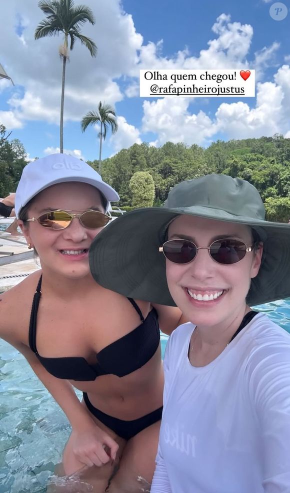Rafaella Justus elegeu um biquíni preto para o dia de sol com a irmã, Fabiana Justus
