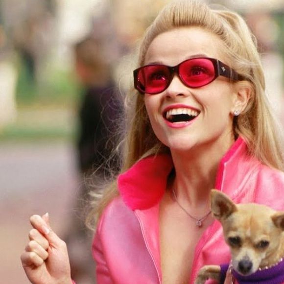 Mais de duas décadas depois do sucesso de 'Legalmente Loira', o universo de Elle Woods continua conquistando gerações com uma prequela que revela as origens da personagem eternizada por Reese Witherspoon