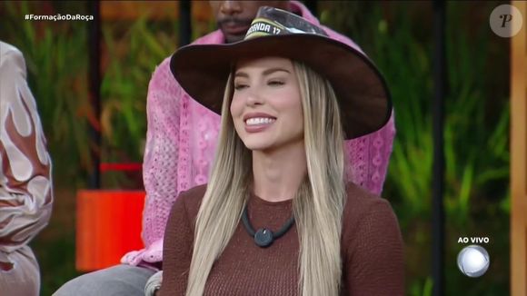 A Fazendeira Saory Cardoso abriu a noite indicando Wallas Arrais para o primeiro banquinho: 'Ele adora vir com discurso que não fazem o menor sentido. Ele pega o que você fala e distorce, na intenção de militar em cima. Se bigode fosse respeito, bode não tinha chifre. Ele cresce pra cima de mulher, mas na hora de crescer pra cima de homem, não tem coragem. Saiu quase na porrada com o Shia, mas se desculpou'