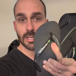 Eduardo Bolsonaro, filho do ex-presidente Jair Bolsonaro, engrossou o coro e pediu um boicote à marca de chinelos em seu perfil no Instagram