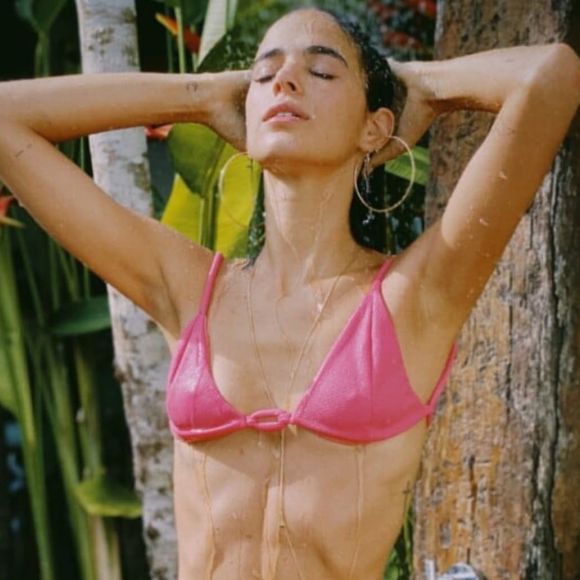 Bruna Marquezine mostra a barriga sequinha em biquíni rosa com detalhe no centro do top.