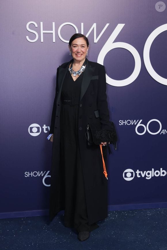 Lília Cabral também escolheu um look all-black elegantérrimo, com um blazer longo que roubou a cena e trouxe um ar misterioso