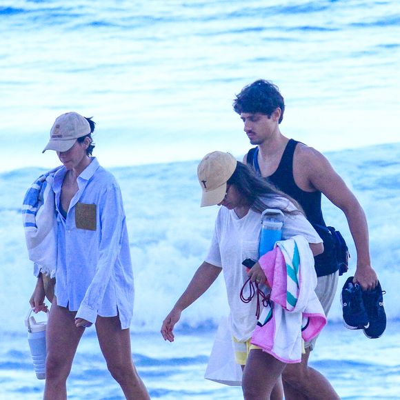 Entre conversas e caminhada pela orla, Bruna Marquezine curtiu momentos de lazer ao lado dos amigos no Rio