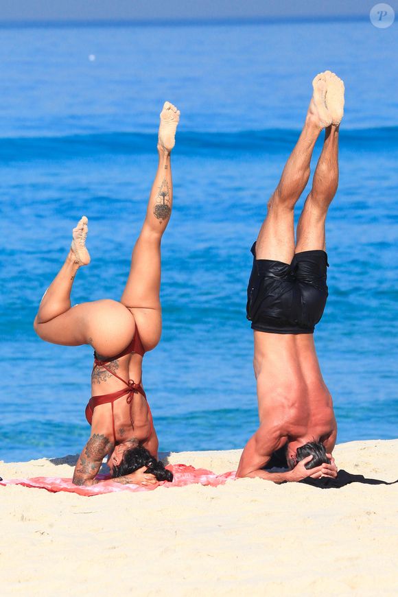 Na praia, Aline Campos foi clicada fazendo poses de ioga bastante ousadas