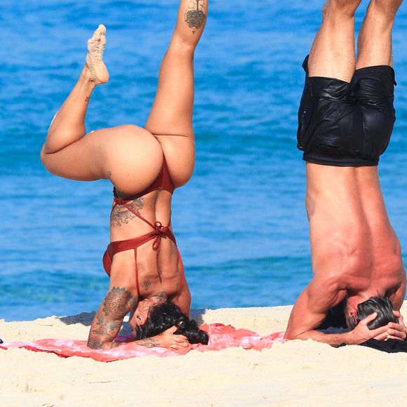 Na praia, Aline Campos foi clicada fazendo poses de ioga bastante ousadas