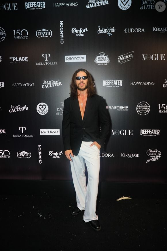 Quase um John Lennon, José Loreto apareceu de cabelo comprido e com look estiloso