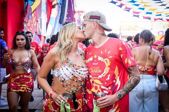 Carnaval 2025 teve beijo da influencer Julia Puzzoli com o jogador Arthur Korek