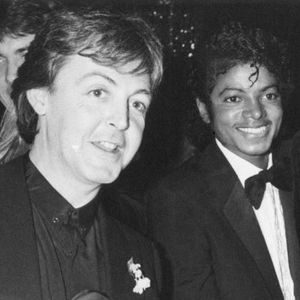 Michael Jackson e Paul McCartney se conheceram na década de 1970, tornaram-se amigos e trabalharam juntos em sucessos como "Say Say Say" e "The Girl Is Mine", segundo informações da ABC News