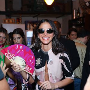 Bruna Marquezine estava usando um conjunto de cropped com bermuda comprida super estiloso