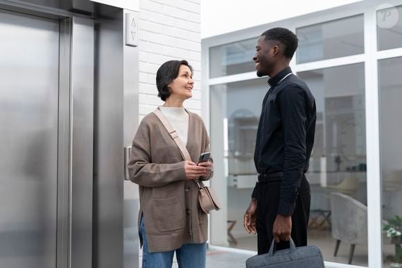 Segundo a psicologia, um “bom dia” no elevador não representa uma invasão de seu espaço pessoal, mas uma interação comum da vida cotidiana.