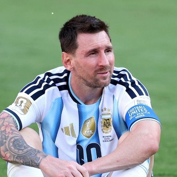 Messi virou alvo de uma coluna de opinião do jornalista Jeremy Cross, do The Mirror, um dos principais jornais do mundo