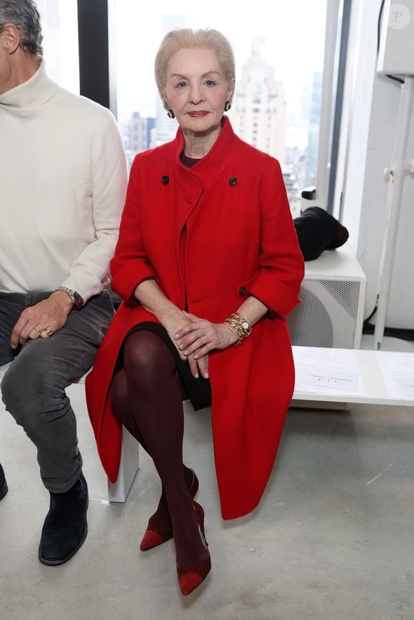 Os sapatos usados por Carolina Herrera viraram obsessão entre amantes da moda sofisticada. Dos modelos fechados para o inverno aos slingbacks delicados de verão, a estilista mostra que um bom salto clássico continua sendo investimento certeiro no guarda-roupa feminino