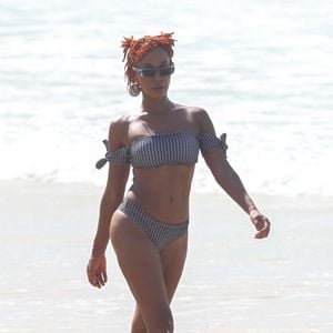 Biquíni xadrez com calcinha maior foi a escolha de Karol Conká para dia de praia Fernando de Noronha