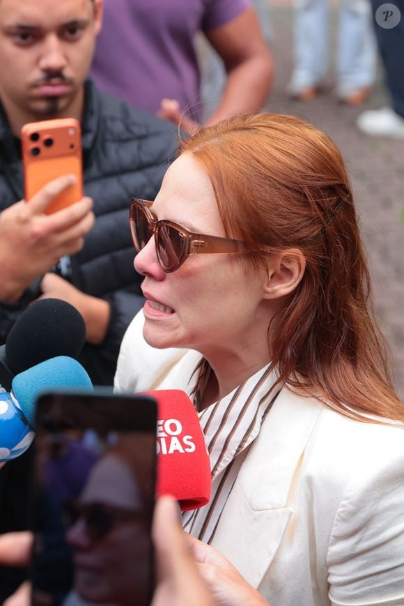 Letícia Colin, que interpreta Adriana na novela 'Quem Ama Cuida', demonstrou muita emoção ao se despedir de Lua, em uma despedida marcada pela tristeza e pelo carinho de pessoas que conviveram com a artista.