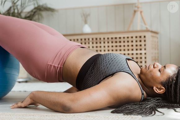 A ponte de glúteos é um ótimo exercício para desenvolver a musculatura