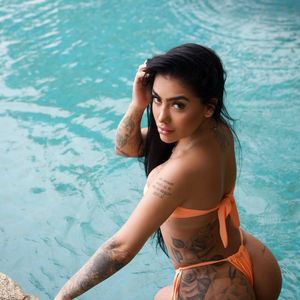 O tom claro e uniforme da pele na região íntima gerou especulações, levando muitos a pedirem a "receita secreta" para o clareamento.