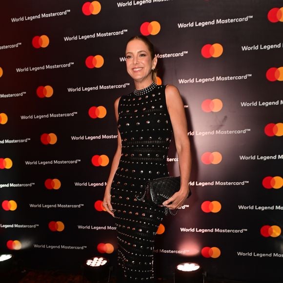 Ticiane Pinheiro exibiu sapatos de salto alto pretos