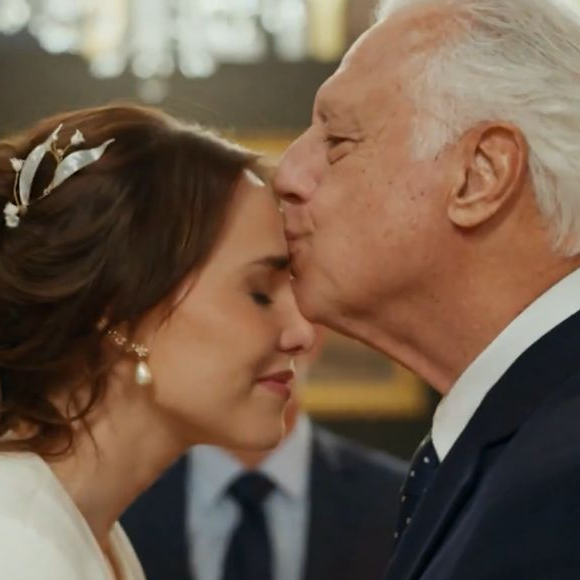 'Quanto mais forte a vontade de poder, mais difícil era para o amor verdadeiro resistir', diz reflexão - na foto, a nada ambiciosa Adriana (Leticia Colin) na novela 'Quem Ama Cuida'