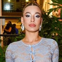 Barrada no restaurante! Com vestido transparente e calcinha fio-dental à mostra, Bia do Brás revela 'perrengue' em Miami: 'O que é que tem, gente?'