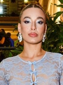 Barrada no restaurante! Com vestido transparente e calcinha fio-dental à mostra, Bia do Brás revela 'perrengue' em Miami: 'O que é que tem, gente?'