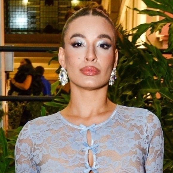Barrada no restaurante! Com vestido transparente e calcinha fio-dental à mostra, Bia do Brás revela 'perrengue' em Miami: 'O que é que tem, gente?'