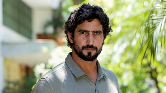 Ivan (Renato Góes) questiona Marco Aurélio (Alexandre Nero) sobre a verba de marketing da TCA, levantando suspeitas.