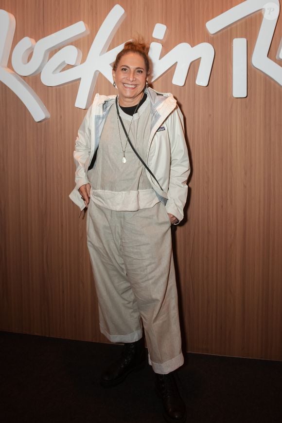 Totia Meireles apostou em um casaco corta-vento para completar o look 'all bege' no Rock in Rio. Com a produção pensada para o frio, a atriz mostrou que estilo e proteção podem andar juntos no festival
